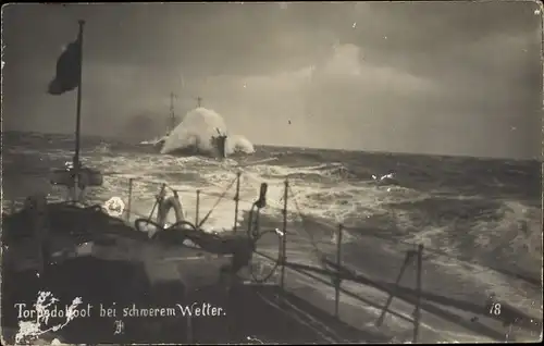 Foto Ak Deutsches Kriegsschiff, Torpedoboot bei schwerem Wetter