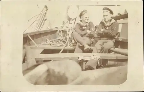 Foto Ak Zwei Seeleute in einem Ruderboot, Rettungsboot