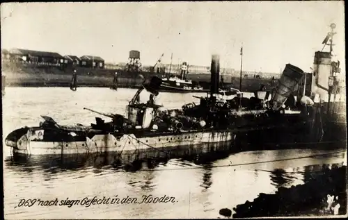 Foto Ak Deutsches Kriegsschiff, Wrack der V 69 nach Gefecht in Holland, I. WK