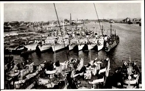 Foto Ak Deutsche Kriegsschiffe ? im Hafen