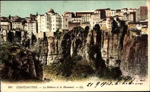 Ak Constantine Algerien, Le Medersa et le Rhummel, Stadtansicht, Felsen, Schlucht