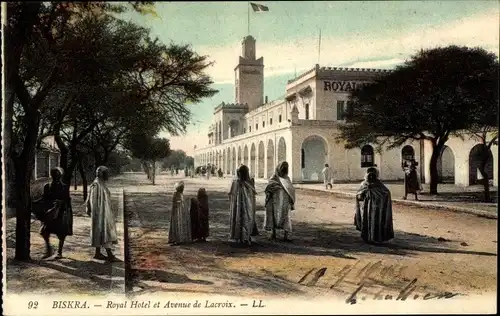 Ak Biskra Algerien, Royal Hotel, Außenansicht, Avenue de Lacroix, Passanten