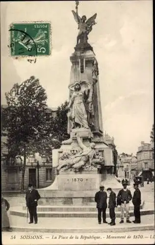 Ak Soissons Aisne, La Place de la Republique, Monument de 1870