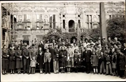 Foto Ak Heidelberg am Neckar, Im Schlosshof, Gruppenbild