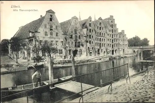 Ak Hansestadt Lübeck, Alte Travenspeicher, Mann auf einem Boot vor den Speicherhäusern