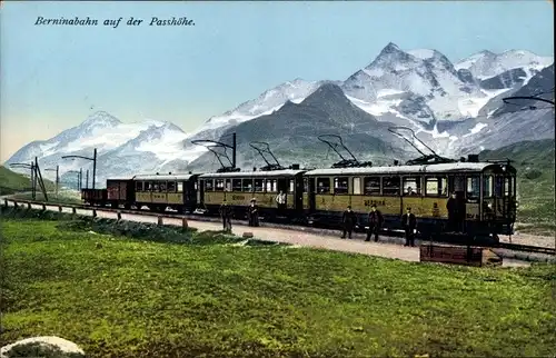 Ak Poschiavo Kanton Graubünden, Berninapass, Passo del Bernina, Berninabahn auf der Passhöhe
