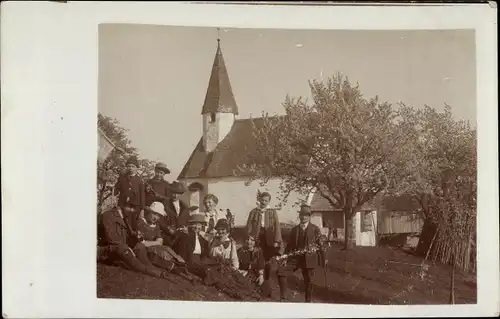 Foto Ak Schweiz, Menschengruppe vor einer Kirche
