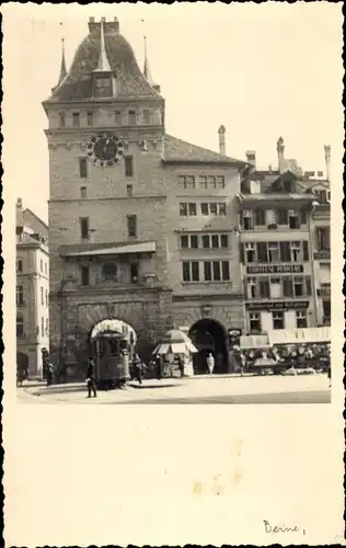 Foto Ak Bern Stadt Schweiz, Käfigturm, Straßenbahn, Geschäftshäuser