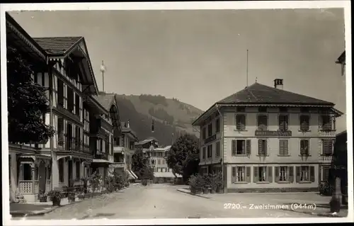 Ak Zweisimmen Kanton Bern, Straßenpartie im Ort, Hotel