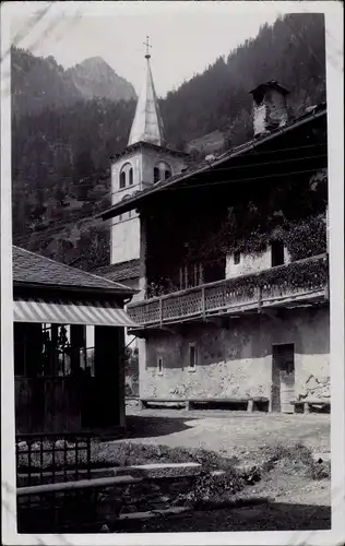 Foto Ak Unbekannter Ort Schweiz, Teilansicht mit Kirche