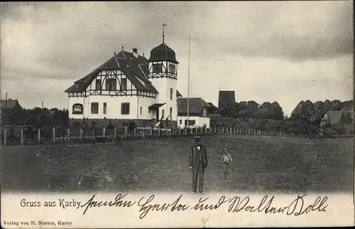 Ak Karby in Schleswig Holstein, Ortsansicht, Villa, Wiese, Familie