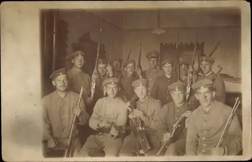 Foto Ak Deutsche Soldaten in Uniform, Gewehre, Gruppenbild