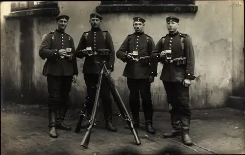 Foto Ak Deutsche Soldaten in Uniform mit Biergläsern, Harburg