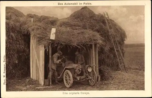 Ak Das Automobil im Felde, eine originelle Garage, Unterstand aus Heu, 1. WK