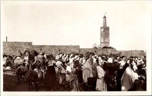 Ak Tanger Marokko, Stadtansicht, Un coin du Grand Socco, Minarett, Passanten
