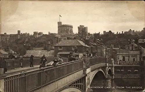 Ak Windsor Berkshire England, Windsor Castle from the Bridge, Schloss, Brücke, Passanten