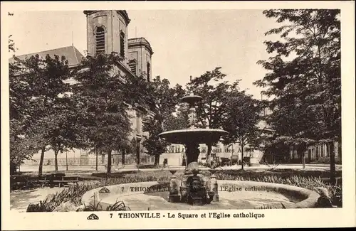 Ak Thionville Diedenhofen Lothringen Moselle, Le Square et l´Eglise catholique, Brunnen