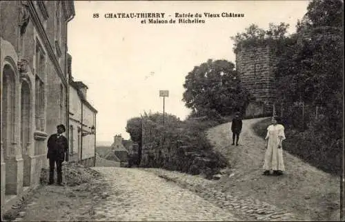 Ak Château Thierry Aisne, Entree du Vieux Chateau et Maison de Richelieu