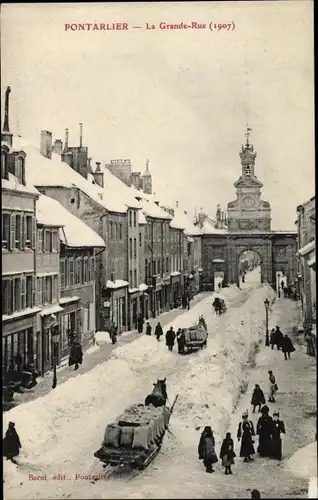 Ak Pontarlier Doubs, La Grande Rue 1907, Schnee, Winterszene, Pferdeschlitten, Torbogen