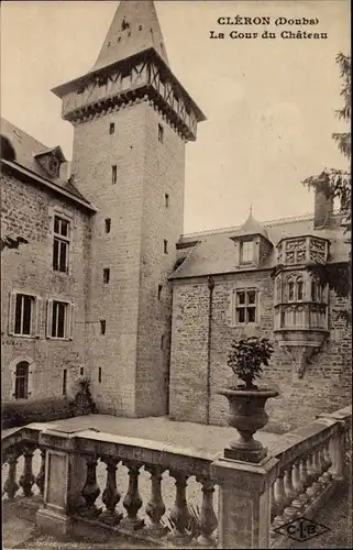 Ak Cleron Doubs, La Cour du Chateau, Außenansicht
