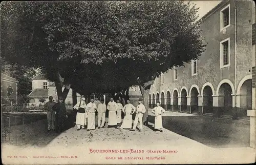 Ak Bourbonne les Bains Haute Marne, Cour de l'Hopital Militaire, Gruppenfoto