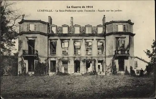 Ak Luneville Meurthe et Moselle, La Sous Préfecture après l'incendie, Facade sur les jardins