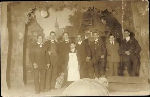 Foto Ak Augsburg, junge Männer, Gruppenbild