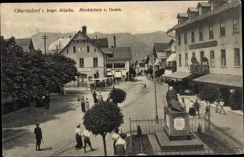 Ak Oberstdorf im Oberallgäu, Marktplatz von Osten, Denkmal