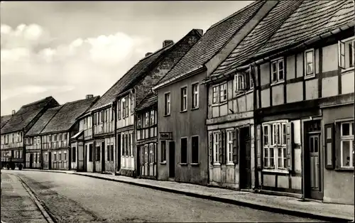 Ak Seehausen in der Altmark, Kleine Brüderstraße, Straßenansicht, Fachwerk