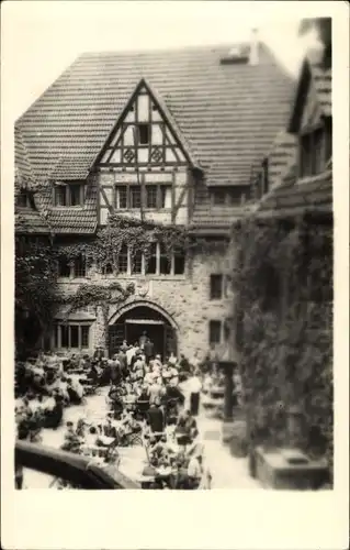 Ak Lutherstadt Eisenach in Thüringen, Wartburg, Innenhof, Gäste