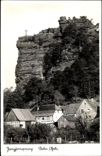 Ak Dahn in der Pfalz, Jungfernsprung, Berg, Teilansicht Ort
