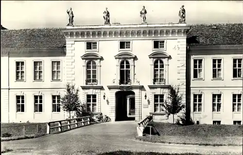 Ak Rheinsberg in der Mark, Schloss Rheinsberg, Sanatorium Helmut Lehmann, Statuen