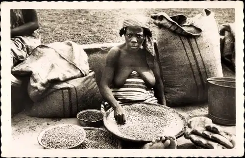 Ak Femme Mossi, barbusige Frau mit Getreide