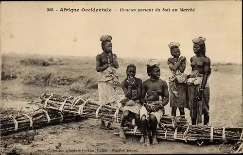 Ak Afrique Occidentale, Femmes portant du bois au Marche