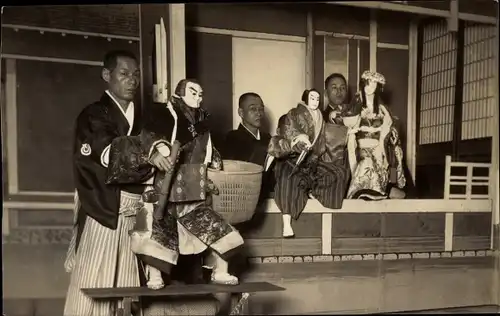 Foto Ak Puppentheater, Puppen, Japanische Tracht, Theaterszene