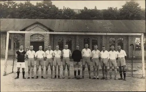 Foto Ak 1. Handballmannschaft GBV 1924, Handballer vor dem Tor