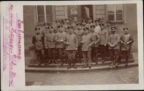 Foto Ak Deutsche Soldaten in Uniformen, Gruppenaufnahme vor einem Gebäude, I WK