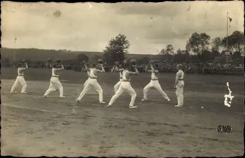 Foto Ak Turner in weißer Sportkleidung bei sportlicher Betätigung, Nürnberg