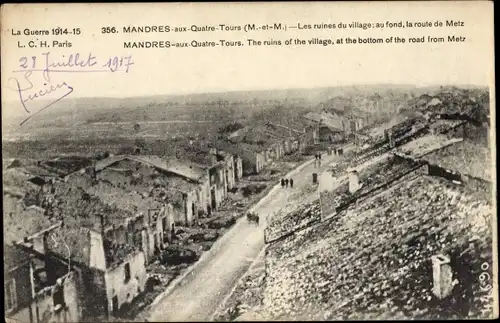 Ak Mandres aux Quatre Tours Meurthe et Moselle, Les ruines du village, au fond, la route de Metz