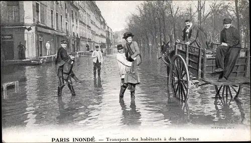 Ak Paris, Paris Inonde, Transport des habitants à dos d'homme, Hochwasser