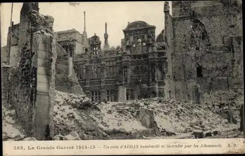 Ak Arras Pas de Calais, Un coin d'Arras bombardement et incendie par les Allemands, Zerstörung