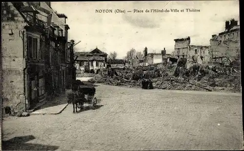 Ak Noyon Oise, Place de l'Hotel-de-Ville et Theatre, Ruinen, Kutsche
