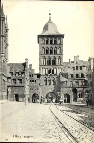 Ak Lübeck in Schleswig Holstein, Straßenpartie mit Burgtor
