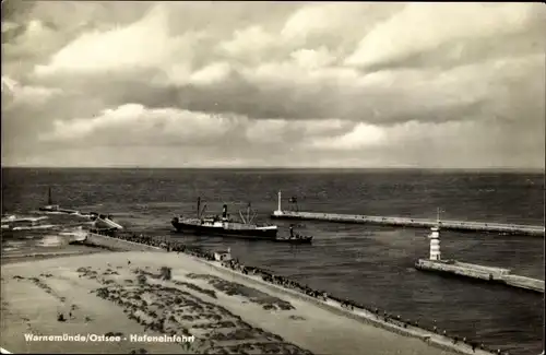 Ak Warnemünde Rostock in Mecklenburg, Hafeneinfahrt, Schiff