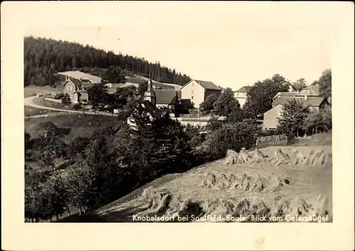 Ak Knobelsdorf Saalfelder Höhe Saalfeld, Blick vom Geiershügel, Ortsteilansicht, Kirche