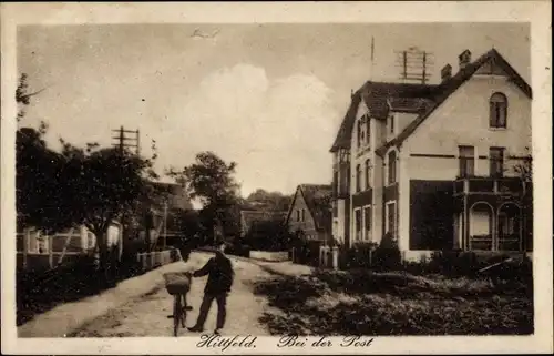 Ak Hittfeld Seevetal in Niedersachsen, Partie bei der Post, Mann mit Fahrrad