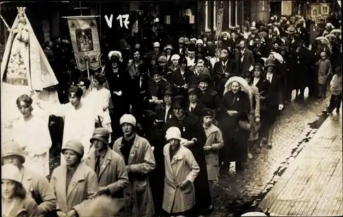 Foto Ak Kevelaer am Niederrhein, Personen bei einer Prozession