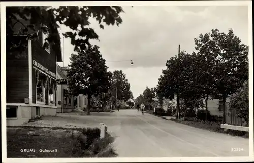 Ak Grums Schweden, Gatuparti, Straßenpartie im Ort