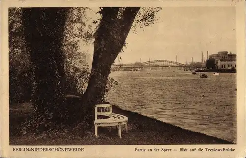 Ak Berlin Treptow Niederschöneweide, Spreepartie mit Blick auf Treskowbrücke