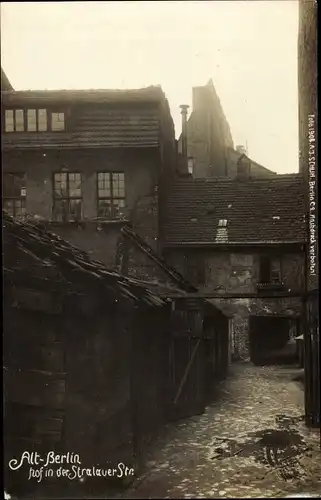 Foto Ak Berlin Mitte, Alt Berlin, Hof in der Stralauer Straße